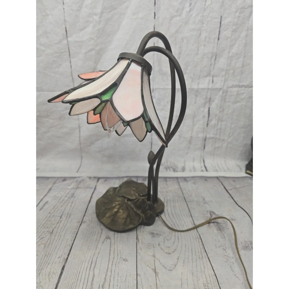 VTG. Tiffany Style Slag Glass  Flower Stained Glass Table Lamp Lily Pad Base